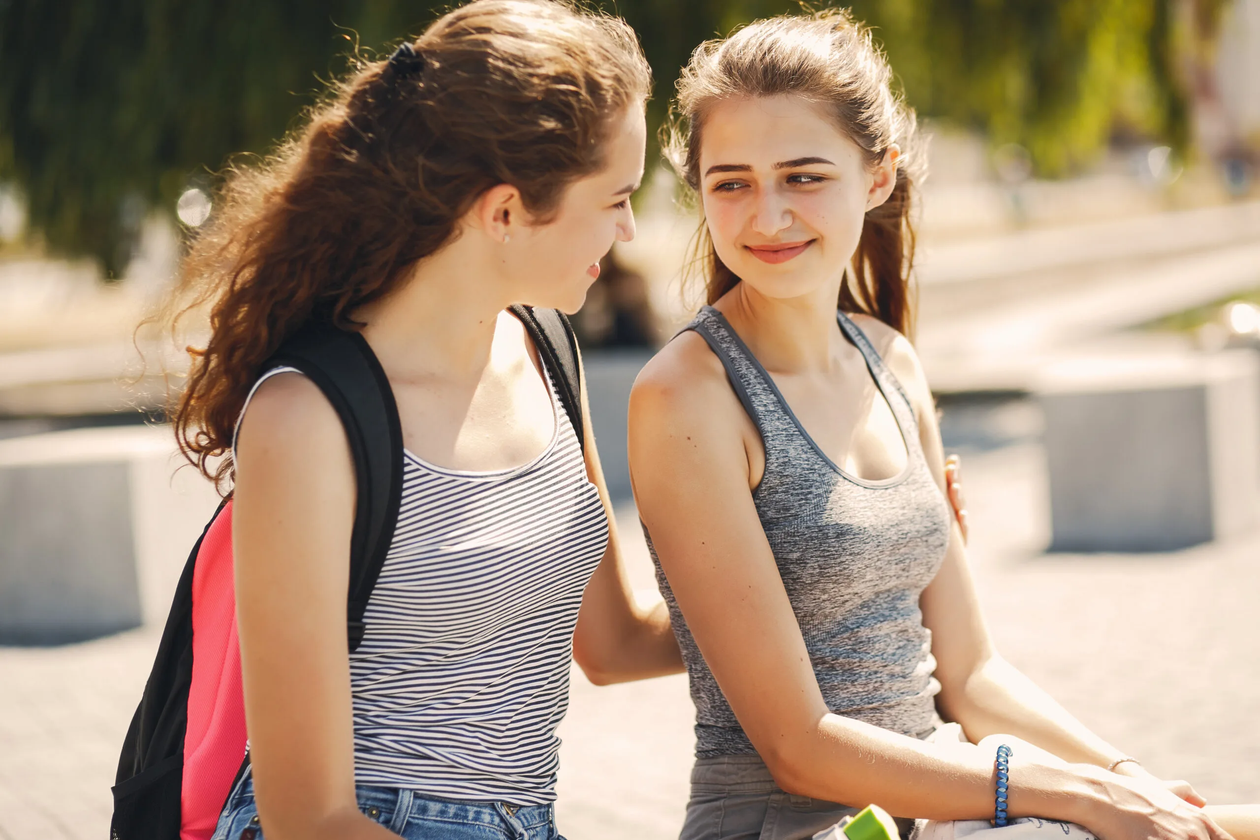 Tiener op de middelbare school die verdrietig verder weg van haar klasgenoten zit vanwege pesten